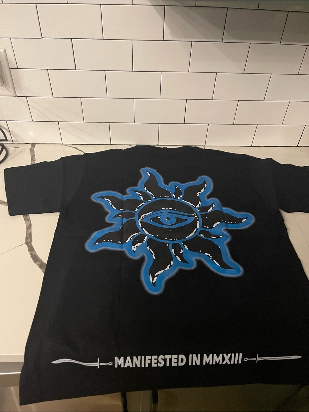 Mens Graphic Design Tee Size L. - Picture 2 of 6